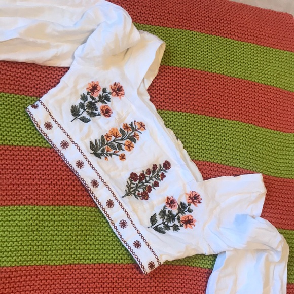 Tops - Elegant embroidery cropped